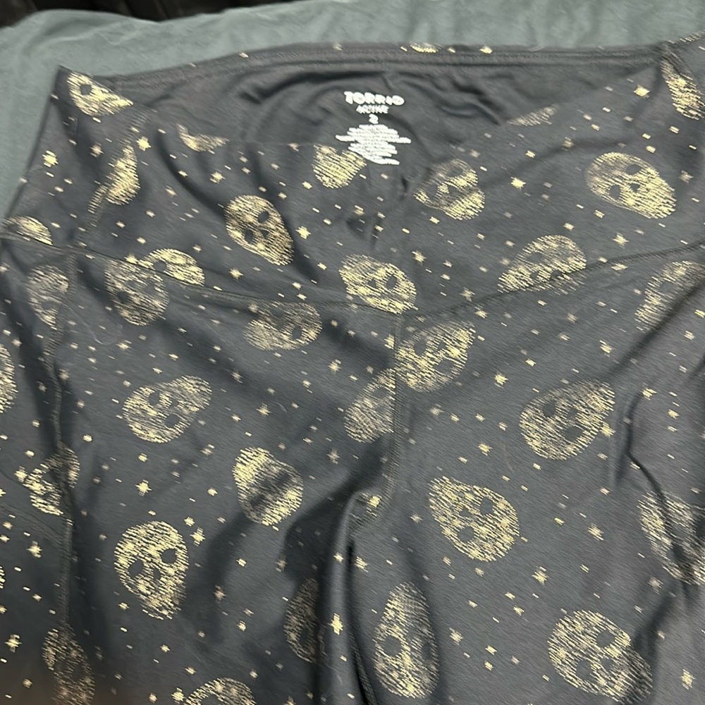 Torrid skull leggings size 2. These are brand new. Never worn just no tags